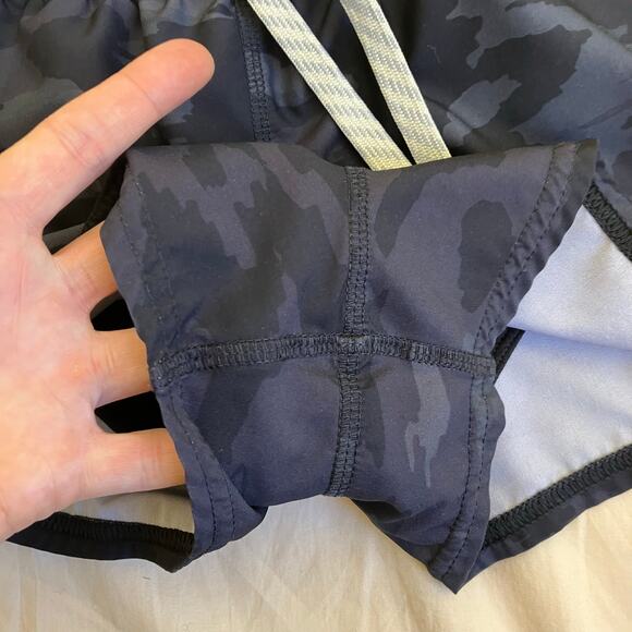 Vuori Womens Sz S Clementine Black Camo Athletic Shorts 2.5” Built-in Briefs - Picture 11 of 16